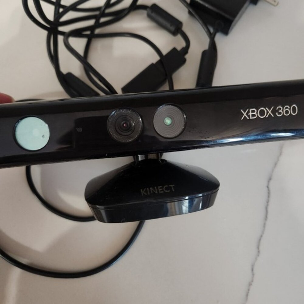 Microsoft Xbox 360 Kinect Sensor and‎ Controller Bundle - Picture 4 of 9